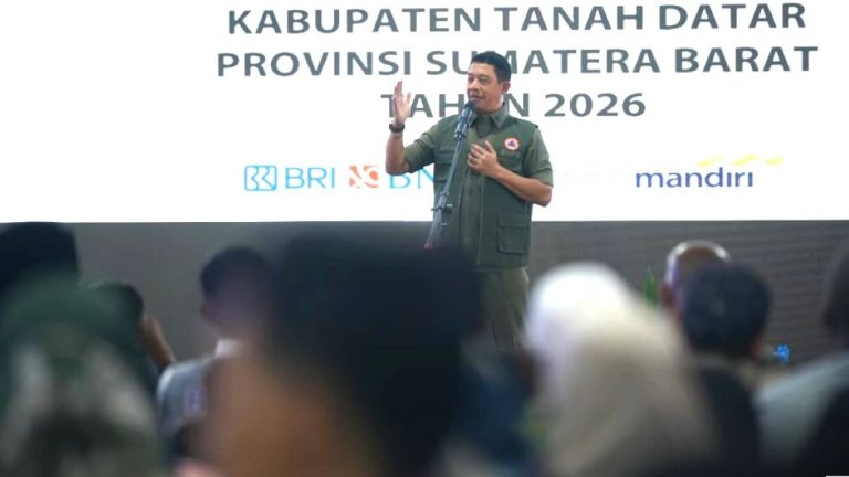 Kepala BNPB Letjen TNI Suharyanto saat menghadiri pemberian dana stimulan kepada penyintas bencana hidrometeorologi di Gedung Indo Jolito, Kabupaten Tanah Datar, Sumatra Barat, Selasa (3/3/2026).  Penyerahan dana stimulan ini dibarengi dengan buka puasa yang hikmat bersama dengan para penyintas, yang diselenggarakan di Gedung Indo Jolito.  Pada kesempatan ini, Kepala BNPB mengatakan bahwa pemberian dana stimulan tahap II ini dilakukan secara serentak di 19 kabupaten dan kota terdampak di Provinsi Aceh, Sumatra Utara dan Sumatra Barat. Sebelumnya tahap I dilakukan serentak sebanyak 25 kabupaten dan kota.***(Foto: Ekobisnis.com/Dok BNPB)