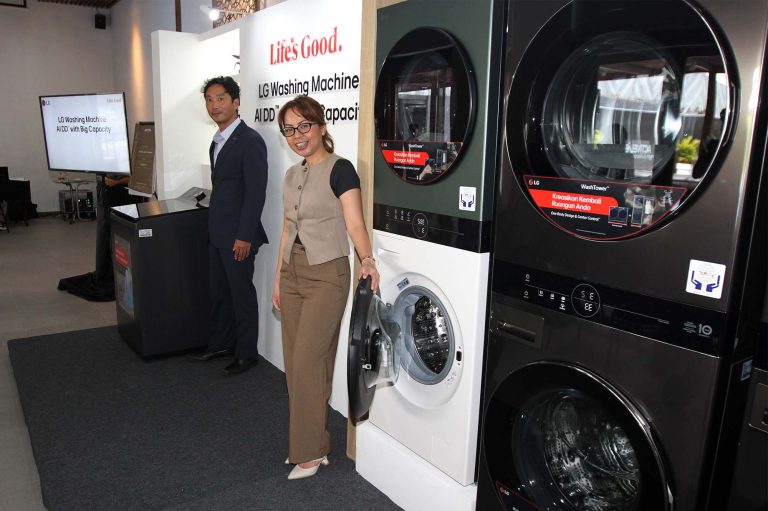 Memperkuat posisinya sebagai penyedia inovasi terdepan bagi perawatan pakaian, PT LG Electronics Indonesia (LG) memperkenalkan koleksi terbaru mesin cucinya. Hadir dari kategori LG WashTower dan mesin cuci bukaan atas (top loading), keduanya membawa keunggulan utama pada dukungan kecerdasan buatan (Artificial Intelligence - AI) dan kapasitas besar hingga lebih dari 20 kilogram menjadi kunci utama pengembangannya.