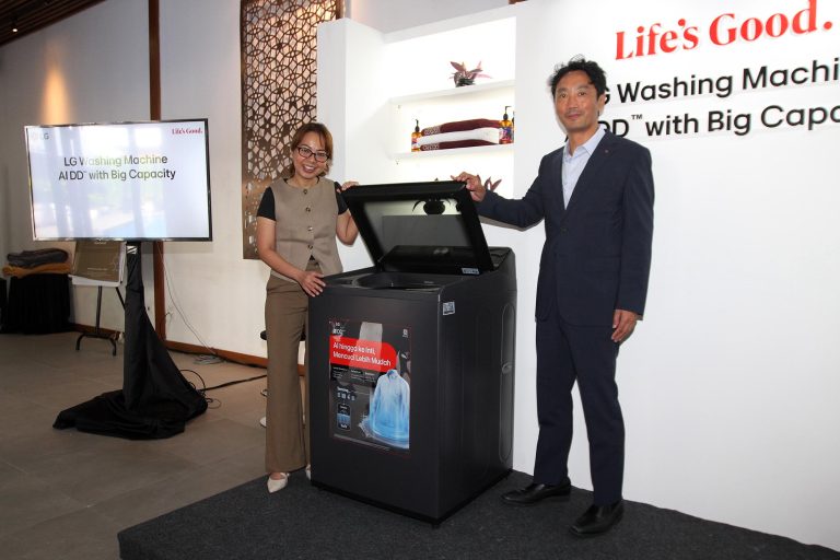 Memperkuat posisinya sebagai penyedia inovasi terdepan bagi perawatan pakaian, PT LG Electronics Indonesia (LG) memperkenalkan koleksi terbaru mesin cucinya. Hadir dari kategori LG WashTower dan mesin cuci bukaan atas (top loading), keduanya membawa keunggulan utama pada dukungan kecerdasan buatan (Artificial Intelligence - AI) dan kapasitas besar hingga lebih dari 20 kilogram menjadi kunci utama pengembangannya.