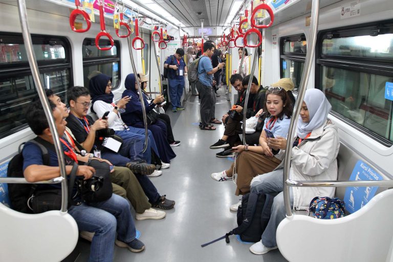PT LRT Jakarta berkolaborasi dengan DJI menggelar kegiatan LRTJ X DJI Railspective di Stasiun Velodrome, Jakarta, menghadirkan sharing session dan photowalk bersama fotografer profesional sebagai sarana edukasi transportasi publik melalui aktivitas interaktif.