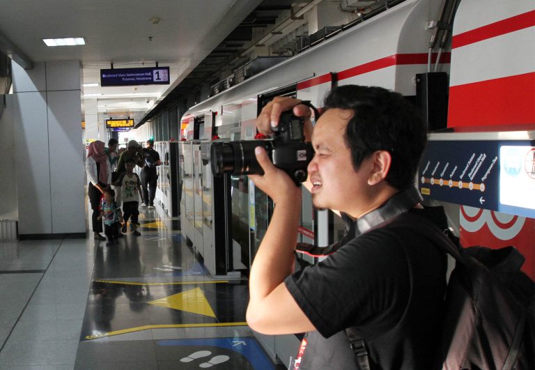 Peserta mengabadikan aktivitas Stasiun LRT Jakarta, saat kegiatan LRTJ X DJI Railspective di Stasiun Velodrome, Jakarta, Minggu (8/3/2026).  PT LRT Jakarta berkolaborasi dengan DJI menggelar kegiatan LRTJ X DJI Railspective di Stasiun Velodrome, Jakarta, menghadirkan sharing session dan photowalk bersama fotografer profesional sebagai sarana edukasi transportasi publik melalui aktivitas interaktif.  Kegiatan ini menjadi upaya LRT Jakarta menghadirkan pendekatan kreatif dalam memperkenalkan transportasi publik sekaligus membuka ruang kolaborasi dengan komunitas.***(Foto: Ekobisnis.com/Purwa)