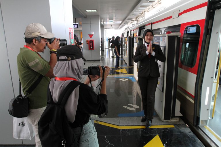 PT LRT Jakarta berkolaborasi dengan DJI menggelar kegiatan LRTJ X DJI Railspective di Stasiun Velodrome, Jakarta, menghadirkan sharing session dan photowalk bersama fotografer profesional sebagai sarana edukasi transportasi publik melalui aktivitas interaktif.