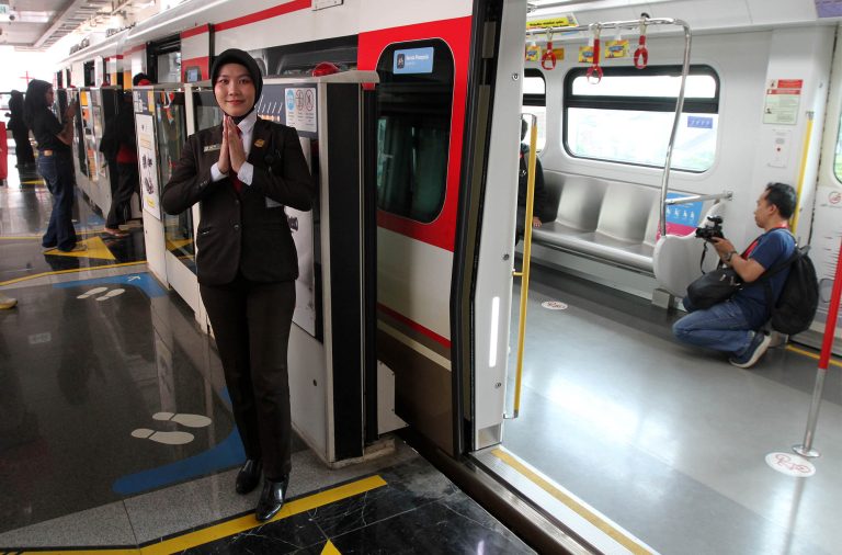 PT LRT Jakarta berkolaborasi dengan DJI menggelar kegiatan LRTJ X DJI Railspective di Stasiun Velodrome, Jakarta, menghadirkan sharing session dan photowalk bersama fotografer profesional sebagai sarana edukasi transportasi publik melalui aktivitas interaktif.