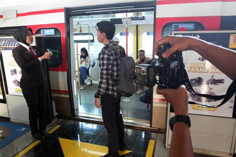 PT LRT Jakarta berkolaborasi dengan DJI menggelar kegiatan LRTJ X DJI Railspective di Stasiun Velodrome, Jakarta, menghadirkan sharing session dan photowalk bersama fotografer profesional sebagai sarana edukasi transportasi publik melalui aktivitas interaktif.