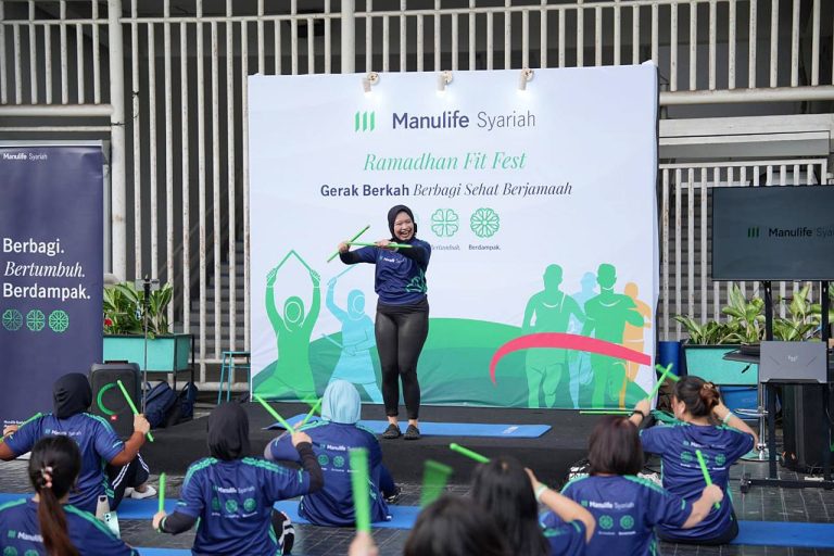Manulife Syariah Indonesia bersama Komunitas GOFIT Indonesia menggelar acara Gerak Berkah: Berbagi Sehat Berjamaah di GBK, Senayan, Jakarta.   Kegiatan ini turut dihadiri oleh Shafira Bawazier, Direktur Distribusi Manulife Syariah Indonesia, yang hadir bersama lebih dari 250 peserta untuk menggerakan tetap hidup sehat, silahturahmi dan mempererat kebersamaan di bulan Ramadan.***(Foto: Ekobisnis.com/Dok Manulife Syariah Indonesia)