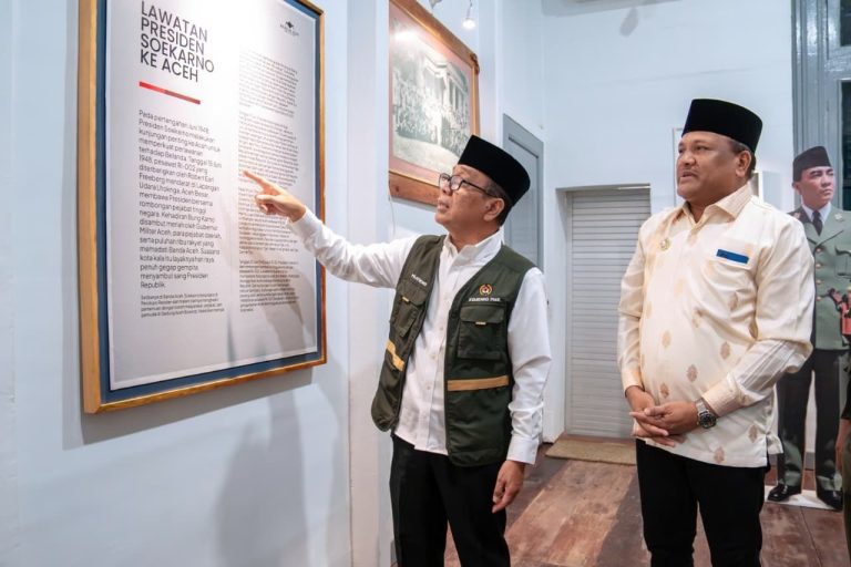 Menteri Koordinator Bidang Pembangunan Manusia dan Kebudayaan (Menko PMK) Pratikno menyerahkan bantuan stimulan rumah rusak tahap kedua kepada masyarakat terdampak bencana di Kabupaten Bireuen, Aceh, Selasa (3/3/2026).   Total bantuan yang disalurkan untuk Kabupaten Bireuen pada tahap II mencapai Rp86,1 miliar, mencakup ribuan unit rumah rusak ringan dan rusak sedang.  Dalam tahap kedua ini, Menko PMK menuturkan bahwa Kabupaten Bireuen menerima alokasi terbesar dibandingkan daerah lain di tiga provinsi terdampak. Tercatat sebanyak 4.347 unit rumah memperoleh bantuan yang terdiri dari 2.954 unit rumah rusak ringan senilai kurang lebih Rp44,31 miliar, serta 1.393 unit rumah rusak sedang senilai Rp41,79 miliar.***(Foto: Ekobisnis.com/Dok Kemenko PMK)
