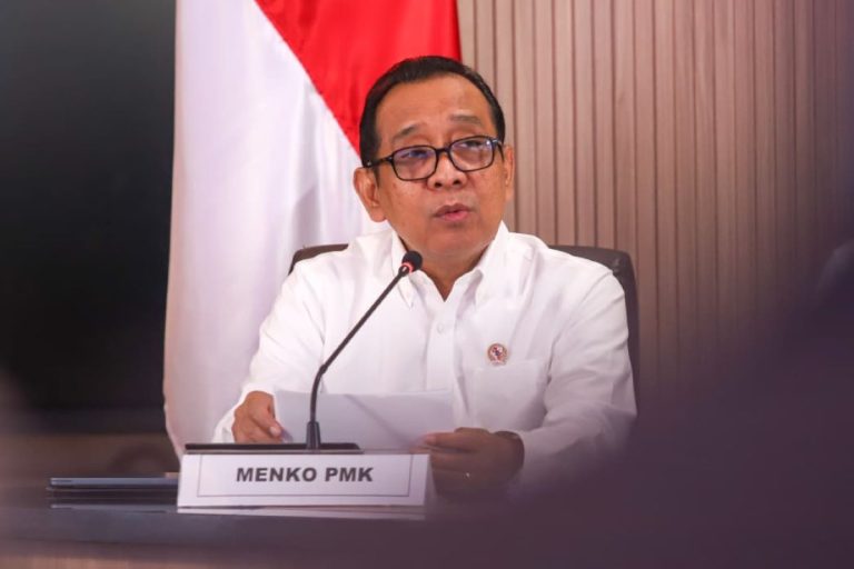 Menteri Koordinator Bidang Pembangunan Manusia dan Kebudayaan (Menko PMK) Pratikno memberikan keterangan pers Update Program Hasil Terbaik Cepat (PHTC), Kesiapan Arus Mudik Lebaran 2026, dan Pengamanan Nasional di Jakarta, Rabu (11/3/2026).  Menko PMK menyampaikan bahwa pemerintah telah menyiapkan berbagai langkah strategis untuk memastikan arus mudik Lebaran 2026 berlangsung aman, lancar, nyaman, dan selamat. Salah satu fokus utama adalah mendistribusikan pergerakan pemudik agar tidak menumpuk pada satu waktu tertentu, mengingat potensi mobilitas masyarakat diperkirakan mencapai 143 juta orang.***(Foto: Ekobisnis.com/Dok Kemenko PMK)