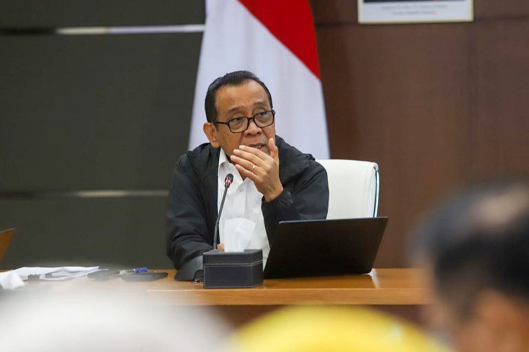 Menteri Koordinator Bidang Pembangunan Manusia dan Kebudayaan (Menko PMK) Pratikno memimpin Rapat Koordinasi Teknis Kebijakan Penghematan BBM guna merumuskan langkah-langkah efisiensi konsumsi energi di sektor pendidikan, kesehatan, serta pelayanan publik sebagai tindak lanjut arahan Presiden RI Prabowo Subianto, yang dilaksanakan secara daring pada Senin (16/3/2026).  Menko PMK menekankan bahwa kebijakan efisiensi energi perlu dirumuskan secara responsif dan berbasis data dengan mempertimbangkan pengalaman pengaturan mobilitas pada masa pandemi Covid-19. Pemerintah perlu memastikan bahwa langkah penghematan energi tidak mengganggu proses pembelajaran maupun pelayanan publik lainnya.***(Foto: Ekobisnis.com/Dok Kemenko PMK)
