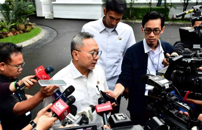 Presiden Prabowo Subianto menerima Menteri Koordinator Bidang Pangan Zulkifli Hasan di Istana Merdeka, Jakarta, Senin (2/3/2026).  Pertemuan tersebut membahas kesiapan pemerintah dalam menjaga stabilitas pasokan dan harga pangan di bulan suci Ramadan dan jelang Hari Raya Idulfitri.  Usai pertemuan, Menko Pangan Zulkifli Hasan menegaskan bahwa arahan Presiden Prabowo sangat jelas, yakni memastikan ketersediaan dan keterjangkauan bahan pokok bagi masyarakat.***(Foto: Ekobisnis.com/BPMI Setpres)