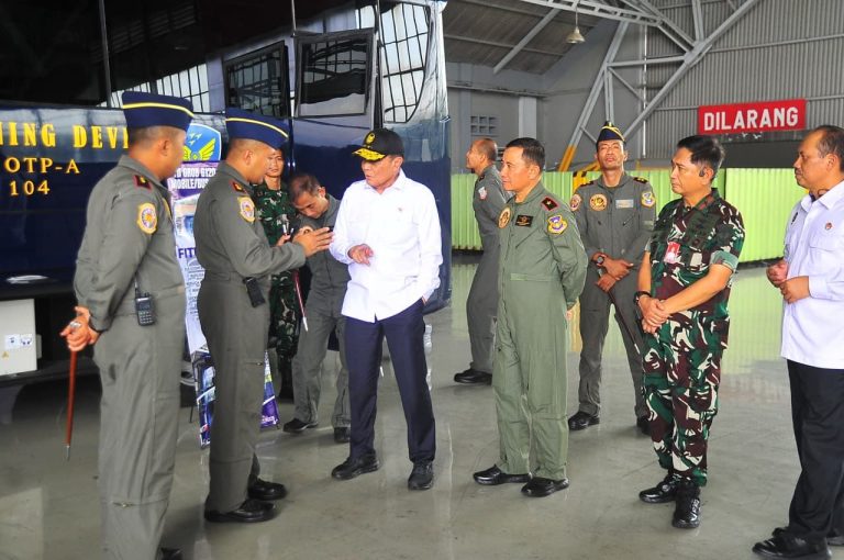 Sebanyak 147 siswa Sekolah Penerbang (Sekbang) TNI Angkatan Udara menerima pengarahan dari Menteri Koordinator Bidang Politik dan Keamanan Republik Indonesia (Menko Polkam RI) Jenderal TNI (Purn) Djamari Chaniago di Wing Pendidikan 100/Terbang, Yogyakarta, Rabu (4/3/2026).  Dalam kesempatan ini, Menko Polkam menekankan pentingnya pendidikan, kesiapan mental, serta profesionalisme bagi para penerbang muda TNI Angkatan Udara.  Menko Polkam juga mengingatkan para siswa untuk memanfaatkan masa pendidikan sebagai fondasi dalam membentuk prajurit udara yang disiplin, andal, dan siap menghadapi berbagai tantangan tugas demi menjaga kedaulatan dan keamanan negara.***(Foto: Ekobisnis.com/Dok Dispenau)