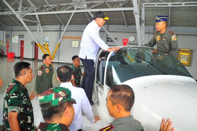 Dalam kesempatan ini, Menko Polkam menekankan pentingnya pendidikan, kesiapan mental, serta profesionalisme bagi para penerbang muda TNI Angkatan Udara.