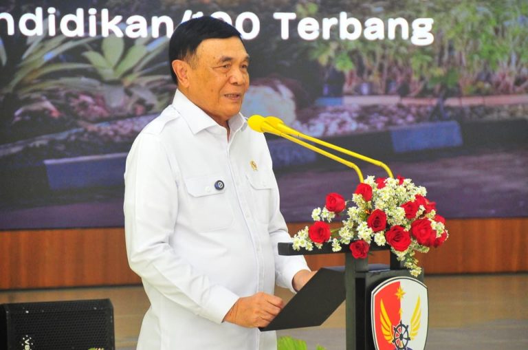 Dalam kesempatan ini, Menko Polkam menekankan pentingnya pendidikan, kesiapan mental, serta profesionalisme bagi para penerbang muda TNI Angkatan Udara.