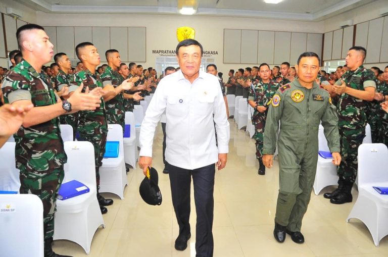 Dalam kesempatan ini, Menko Polkam menekankan pentingnya pendidikan, kesiapan mental, serta profesionalisme bagi para penerbang muda TNI Angkatan Udara.
