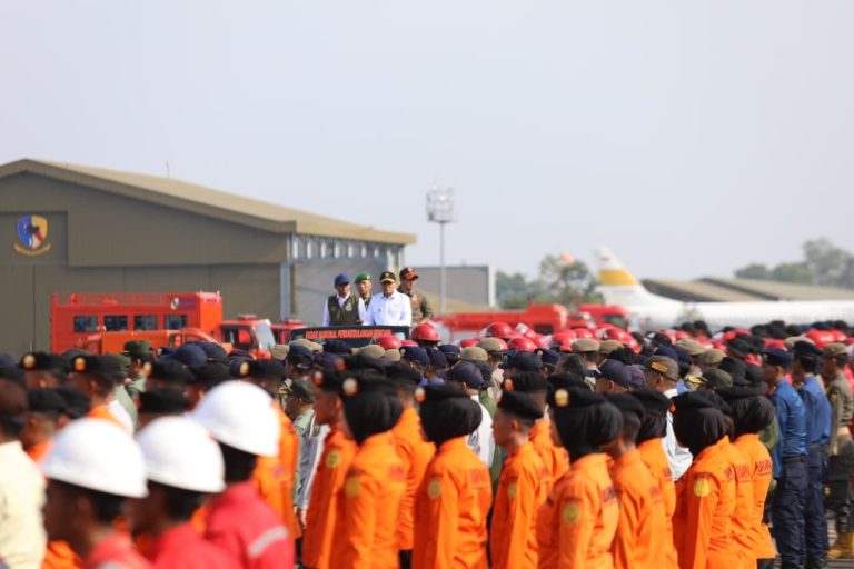 Pemerintah pusat bersama pemerintah daerah se-provinsi Riau, mengadakan Apel Kesiapsiagaan Kebakaran Hutan Lahan (Karhutla) di Lanud Roesmin Nurjadin, Pekanbaru, Riau. Menko Polkam dalam arahannya menyampaikan, apel ini dilakukan guna mengetahui sejauh mana kesiapan pemerintah sebelum memasuki musim kemarau yang diprediksi akan terjadi akhir Maret 2026.
