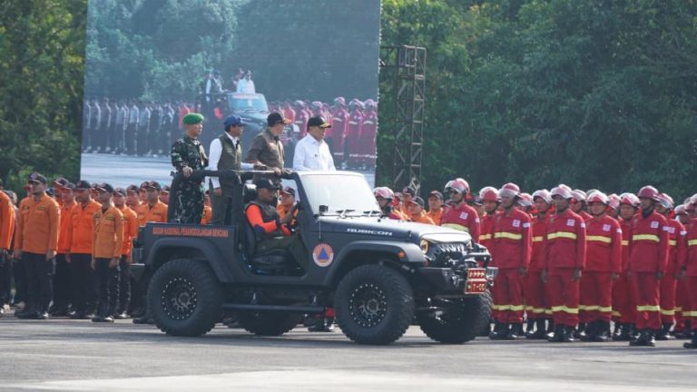 Menko Polkam Jenderal TNI (Purn) Djamari Chaniago, Kepala BNPB Letjen TNI Suharyanto dan Menteri Kehutanan Raja Juli Antoni mengecek kesiapan pasukan yang akan terlibat dalam operasi penanganan karhutla pada Apel Kesiapsiagaan Karhutla di Lanud Roesmin Nurjadin, Kota Pekanbaru, Provinsi Riau, Kamis (5/3/2026).  Pemerintah pusat bersama pemerintah daerah se-provinsi Riau, mengadakan Apel Kesiapsiagaan Kebakaran Hutan Lahan (Karhutla) di Lanud Roesmin Nurjadin, Pekanbaru, Riau. Menko Polkam dalam arahannya menyampaikan, apel ini dilakukan guna mengetahui sejauh mana kesiapan pemerintah sebelum memasuki musim kemarau yang diprediksi akan terjadi akhir Maret 2026.***(Foto: Ekobisnis.com/Dok BNPB)