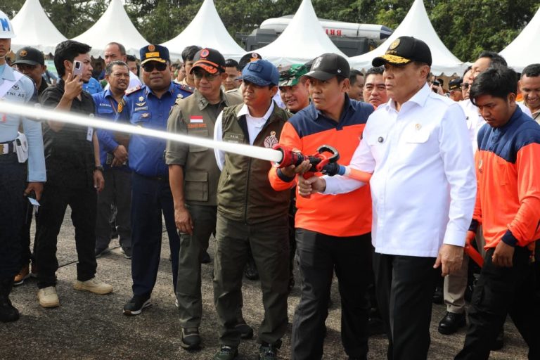 Pemerintah pusat bersama pemerintah daerah se-provinsi Riau, mengadakan Apel Kesiapsiagaan Kebakaran Hutan Lahan (Karhutla) di Lanud Roesmin Nurjadin, Pekanbaru, Riau. Menko Polkam dalam arahannya menyampaikan, apel ini dilakukan guna mengetahui sejauh mana kesiapan pemerintah sebelum memasuki musim kemarau yang diprediksi akan terjadi akhir Maret 2026.