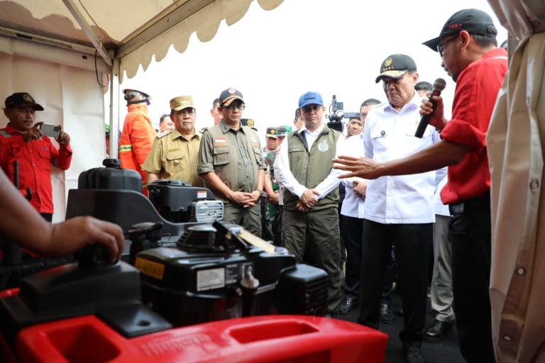 Pemerintah pusat bersama pemerintah daerah se-provinsi Riau, mengadakan Apel Kesiapsiagaan Kebakaran Hutan Lahan (Karhutla) di Lanud Roesmin Nurjadin, Pekanbaru, Riau. Menko Polkam dalam arahannya menyampaikan, apel ini dilakukan guna mengetahui sejauh mana kesiapan pemerintah sebelum memasuki musim kemarau yang diprediksi akan terjadi akhir Maret 2026.