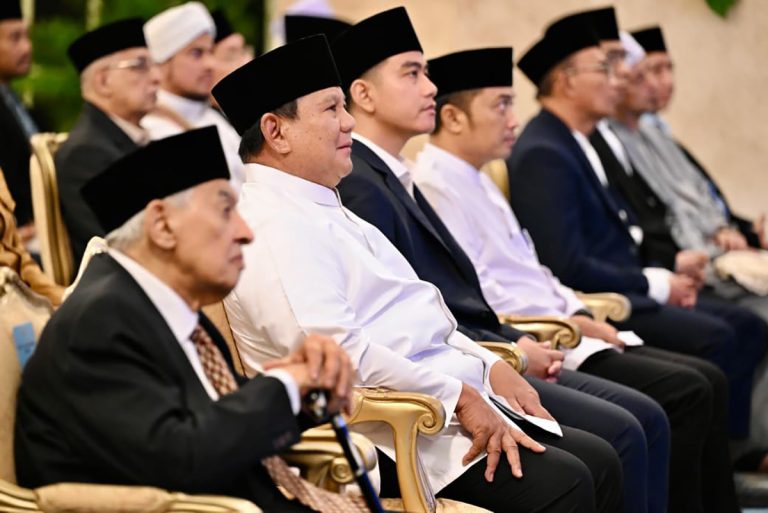 Presiden Prabowo Subianto menghadiri acara Peringatan Nuzulul Qur’an Tingkat Kenegaraan Tahun 1447 H/2026 M di Istana Negara, Jakarta, Selasa (10/3/2026).   Peringatan tersebut menjadi momentum refleksi spiritual bagi bangsa Indonesia untuk memperkuat nilai-nilai Al-Qur’an dalam kehidupan bermasyarakat, berbangsa, dan bernegara.  Dalam sambutannya, Presiden Prabowo mengajak seluruh masyarakat Indonesia untuk menjadikan peringatan Nuzulul Qur’an sebagai kesempatan memperkuat keimanan, menjadi sumber inspirasi dalam merawat persatuan bangsa Indonesia, serta dalam mewujudkan kehidupan yang damai, adil, dan membawa rahmatan lil alamin.***(Foto: Ekobisnis.com/BPMI Setpres/Cahyo)