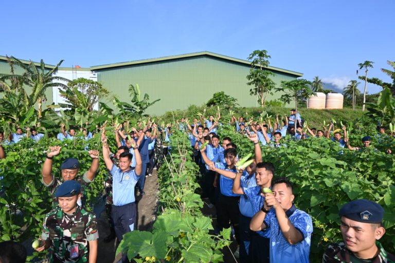 Lanud Raden Sadjad (RSA) terus berkomitmen memperkuat ketahanan pangan nasional, komitmen tersebut diwujudkan melalui panen timun dan kacang panjang di RSA Farm, Kabupaten Natuna, Provinsi Kepulauan Riau.  Danlanud menyampaikan apresiasi kepada personel yang telah bekerja hingga masa panen tiba. Ia menilai capaian tersebut lahir dari kerja sama dan komitmen bersama.  Kegiatan panen ini ditargetkan berlangsung secara berkesinambungan guna meningkatkan kontribusi satuan terhadap program ketahanan pangan nasional.***(Foto: Ekobisnis.com/Dok Dispenau)