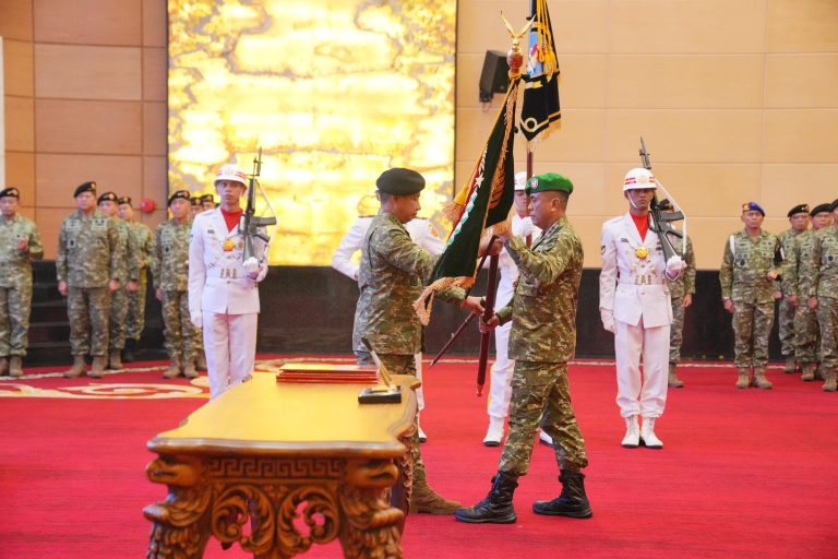 Penyerahan dan pelantikan jabatan ini menegaskan komitmen TNI sebagai bentuk pembinaan personel dalam dinamika perkembangan situasi di wilayah penugasan, guna mewujudkan profesionalisme dan akuntabilitas melalui penerapan prinsip reward and punishment secara konsisten.