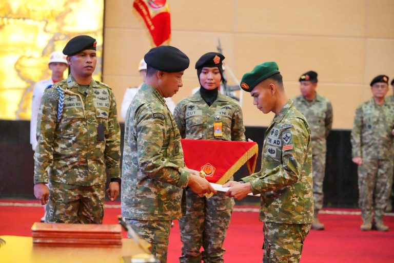 Sebagai bentuk apresiasi atas prestasi luar biasa, Panglima TNI menganugerahkan kenaikan pangkat luar biasa kepada Pratu Nawawi M.M. Latifullah, yang dinilai telah menunjukkan dedikasi, ketekunan, serta capaian yang membanggakan.
