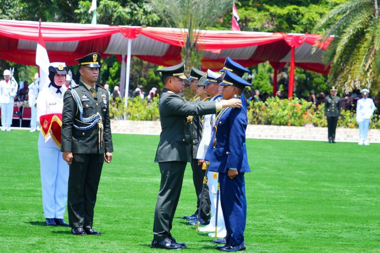 Perwira remaja tersebut resmi dilantik sebagai perwira TNI setelah menyelesaikan pendidikan pertama Perwira Prajurit Karier (Dikma Pa PK) TNI yang terdiri dari 624 orang Perwira Prajurit Karier (Pa PK) Reguler dan 172 orang Pa PK Program Khusus.