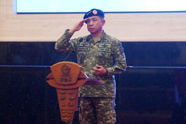 Penyerahan dan pelantikan jabatan ini menegaskan komitmen TNI sebagai bentuk pembinaan personel dalam dinamika perkembangan situasi di wilayah penugasan, guna mewujudkan profesionalisme dan akuntabilitas melalui penerapan prinsip reward and punishment secara konsisten.