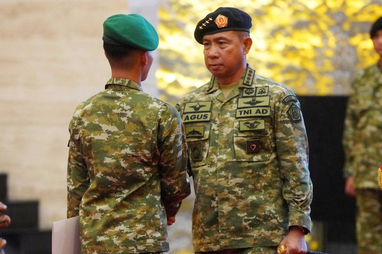 Sebagai bentuk apresiasi atas prestasi luar biasa, Panglima TNI menganugerahkan kenaikan pangkat luar biasa kepada Pratu Nawawi M.M. Latifullah, yang dinilai telah menunjukkan dedikasi, ketekunan, serta capaian yang membanggakan.