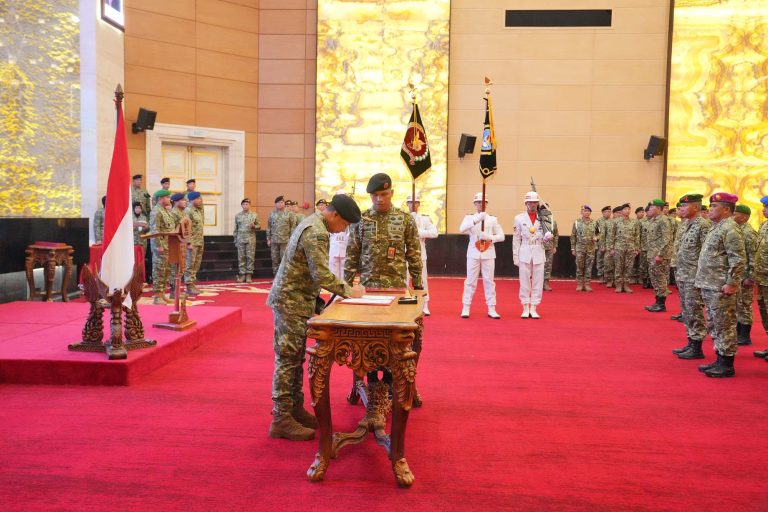 Penyerahan dan pelantikan jabatan ini menegaskan komitmen TNI sebagai bentuk pembinaan personel dalam dinamika perkembangan situasi di wilayah penugasan, guna mewujudkan profesionalisme dan akuntabilitas melalui penerapan prinsip reward and punishment secara konsisten.