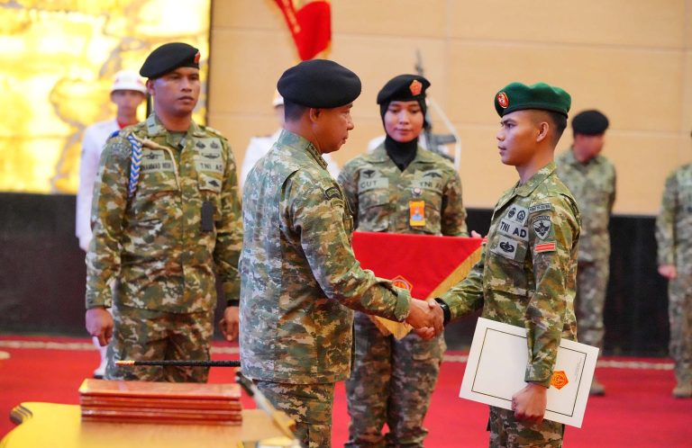 Panglima TNI Jenderal TNI Agus Subiyanto memberikan anugerah Kenaikan Pangkat Luar Biasa (KPLB) kepada prajurit TNI berprestasi juara pertama  Musabaqoh Hifzil Quran, di Aula Gatot Soebroto, Mabes TNI, Cilangkap, Jakarta Timur, Kamis (26/3/2026).  Sebagai bentuk apresiasi atas prestasi luar biasa, Panglima TNI menganugerahkan kenaikan pangkat luar biasa kepada Pratu Nawawi M.M. Latifullah, yang dinilai telah menunjukkan dedikasi, ketekunan, serta capaian yang membanggakan.  Penghargaan tersebut diberikan atas keberhasilannya meraih juara pertama kategori hafalan Al-Qur’an 30 juz pada ajang Musabaqah Hifdzil Qur’an (MHQ) Internasional di Misurata, Libya, yang menjadi bukti kapasitas dan kualitas prajurit TNI tidak hanya di bidang militer, tetapi juga dalam pengembangan nilai-nilai keagamaan. Prestasi ini tidak hanya mengharumkan nama institusi TNI, tetapi juga membawa nama baik bangsa Indonesia di kancah internasional.  Pemberian anugerah KPLB ini menegaskan komitmen TNI dalam membina dan mengembangkan sumber daya manusia yang profesional, adaptif, dan berkarakter unggul, sekaligus memotivasi seluruh prajurit untuk terus berprestasi serta memberikan pengabdian terbaik bagi bangsa dan negara.***(Foto: Ekobisnis.com/Dok Puspen TNI)