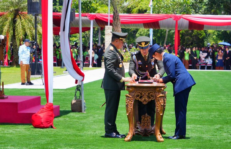 Perwira remaja tersebut resmi dilantik sebagai perwira TNI setelah menyelesaikan pendidikan pertama Perwira Prajurit Karier (Dikma Pa PK) TNI yang terdiri dari 624 orang Perwira Prajurit Karier (Pa PK) Reguler dan 172 orang Pa PK Program Khusus.
