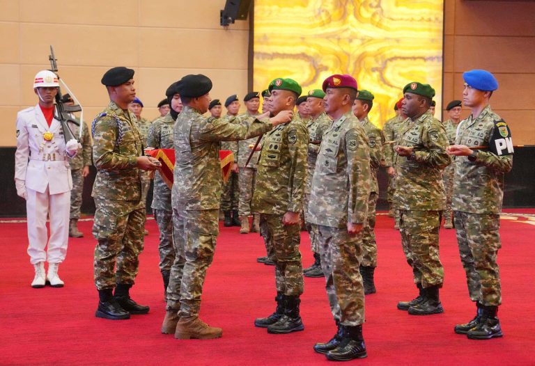 Panglima TNI Jenderal TNI Agus Subiyanto didampingi Kasad Jenderal TNI Maruli Simanjuntak, Kasal Laksamana TNI Muhammad Ali, dan Kasau Marsekal TNI Mohamad Tonny Harjono memimpin kegiatan penyerahan dan pelantikan jabatan di lingkungan TNI, di Aula Gatot Soebroto Mabes TNI, Cilangkap, Jakarta Timur, Rabu (25/3/2026).  Penyerahan dan pelantikan jabatan ini menegaskan komitmen TNI sebagai bentuk pembinaan personel dalam dinamika perkembangan situasi di wilayah penugasan, guna mewujudkan profesionalisme dan akuntabilitas melalui penerapan prinsip reward and punishment secara konsisten.***(Foto: Ekobisnis.com/Dok Puspen TNI)