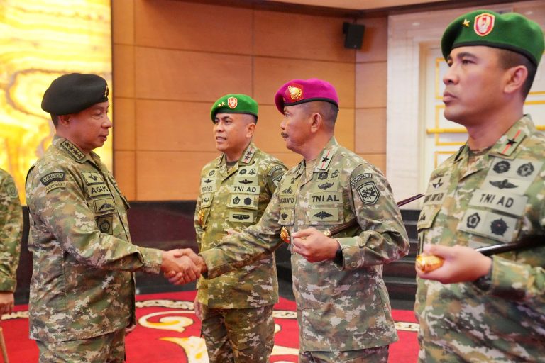 Penyerahan dan pelantikan jabatan ini menegaskan komitmen TNI sebagai bentuk pembinaan personel dalam dinamika perkembangan situasi di wilayah penugasan, guna mewujudkan profesionalisme dan akuntabilitas melalui penerapan prinsip reward and punishment secara konsisten.