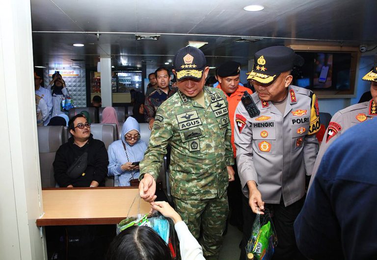 Kegiatan tersebut bertujuan memastikan kesiapan fasilitas transportasi penyeberangan serta sistem pelayanan bagi masyarakat yang akan melakukan perjalanan mudik dari Pulau Jawa menuju Sumatera. Dalam kesempatan tersebut, rombongan meninjau langsung sejumlah fasilitas utama, termasuk area dermaga serta berinteraksi langsung dengan penumpang kapal.