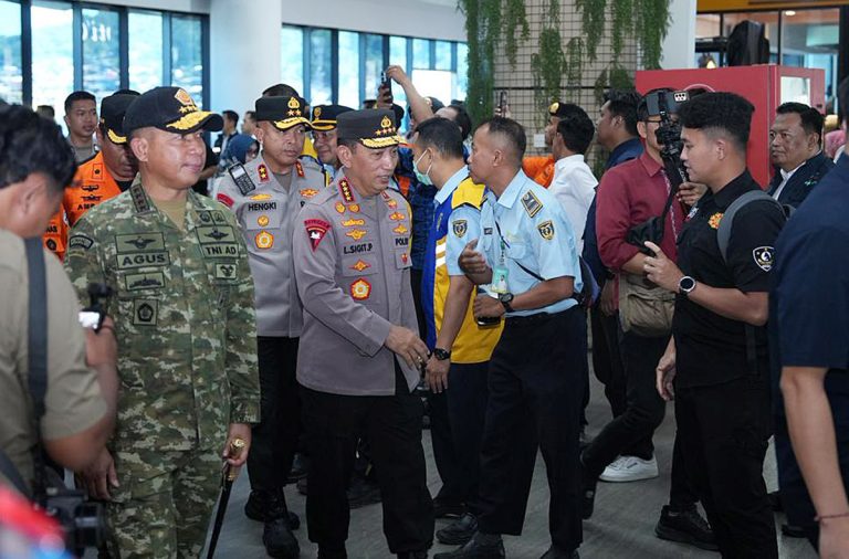 Panglima TNI Jenderal TNI Agus Subiyanto bersama Kapolri Jenderal Polisi Listyo Sigit Prabowo dan beberapa menteri Kabinet Merah Putih meninjau secara langsung kesiapan sarana prasarana di Pelabuhan Merak dalam rangka mendukung kelancaran Arus Mudik Lebaran tahun 2026, di Dermaga Eksekutif Pelabuhan ASDP Merak, Banten, Jumat (13/3/2026).  Kegiatan tersebut bertujuan memastikan kesiapan fasilitas transportasi penyeberangan serta sistem pelayanan bagi masyarakat yang akan melakukan perjalanan mudik dari Pulau Jawa menuju Sumatera. Dalam kesempatan tersebut, rombongan meninjau langsung sejumlah fasilitas utama, termasuk area dermaga serta berinteraksi langsung dengan penumpang kapal.  Selain meninjau fasilitas penyeberangan, rombongan juga memastikan kesiapan unsur pengamanan serta layanan pendukung yang disiagakan selama masa arus mudik. Berbagai instansi terkait telah menyiapkan langkah antisipatif guna mengurai kepadatan penumpang, memperkuat pengamanan, serta memberikan pelayanan terbaik bagi masyarakat yang akan menyeberang melalui Pelabuhan Merak.***(Foto: Ekobisnis.com/Dok Puspen TNI)