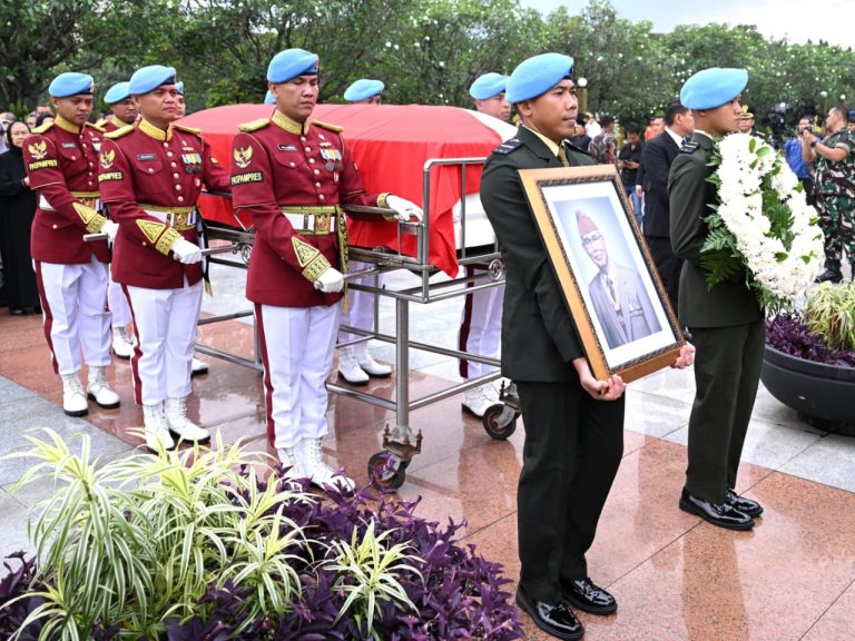 Presiden Prabowo Subianto menjadi inspektur upacara pada pemakaman Wakil Presiden ke-6 Try Sutrisno di Taman Makam Pahlawan Nasional Utama (TMPNU) Kalibata, Jakarta, Senin (2/3/2026).  Try Sutrisno wafat di Rumah Sakit Pusat Angkatan Darat (RSPAD) Gatot Soebroto, Jakarta, pada Senin (2/3) di usia 90 tahun.***(Foto: Ekobisnis.com/BPMI Setpres)