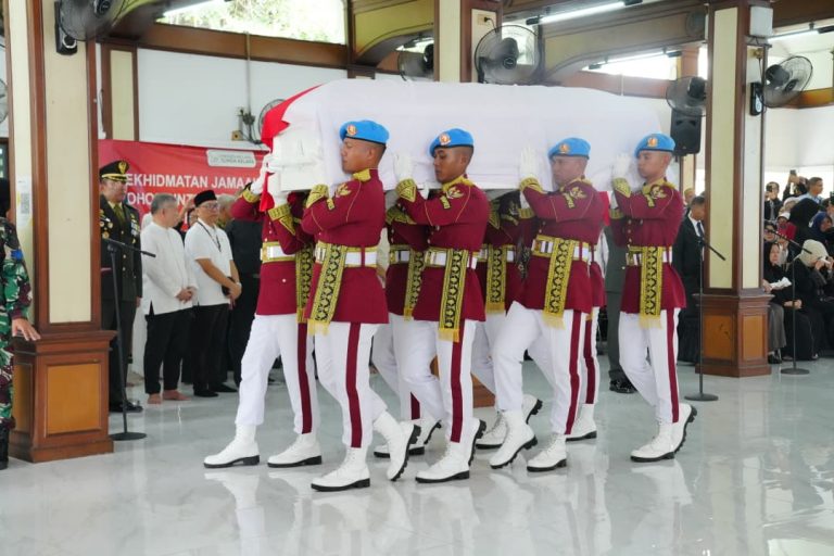 Try Sutrisno wafat di Rumah Sakit Pusat Angkatan Darat (RSPAD) Gatot Soebroto, Jakarta, pada Senin (2/3) di usia 90 tahun.