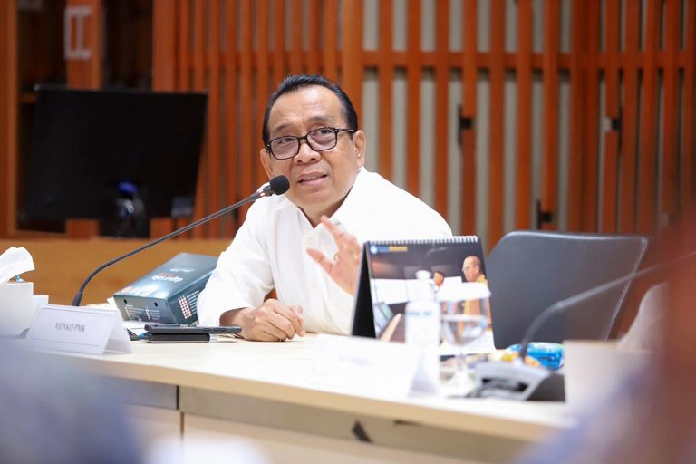 Menteri Koordinator Bidang Pembangunan Manusia dan Kebudayaan (Menko PMK) Pratikno menegaskan pentingnya percepatan transformasi pemerintahan serta peningkatan kualitas pembelajaran siswa sebagai bagian dari agenda prioritas nasional.  Hal tersebut disampaikan dalam arahan internal kepada Kedeputian Bidang Kesehatan dan Kedeputian Bidang Pendidikan Kemenko PMK pada 23 Maret 2026, yang sekaligus menegaskan kembali arahan Presiden dalam Sidang Kabinet Paripurna di Istana Negara.  Menko PMK menyampaikan bahwa situasi krisis global saat ini harus dimaknai sebagai momentum untuk mempercepat agenda transformasi nasional.  Ia mengutip pernyataan Presiden, bahwa krisis justru menjadi pendorong percepatan berbagai rencana strategis, termasuk upaya mewujudkan swasembada pangan dan swasembada energi yang selama ini telah menjadi arah kebijakan pemerintah.  Selain itu, Presiden juga memberikan perhatian besar terhadap peningkatan kualitas sumber daya manusia (SDM), khususnya di sektor kesehatan dan pendidikan.  Di bidang pendidikan, Menko PMK menekankan pentingnya memastikan proses pembelajaran tetap berjalan optimal. Pemerintah berkomitmen menjaga agar tidak terjadi learning loss, dengan tetap mengutamakan pembelajaran tatap muka (luring) bagi siswa.  Hal ini merupakan hasil koordinasi lintas kementerian, termasuk dengan Kementerian Pendidikan Dasar dan Menengah serta Kementerian Agama, yang sepakat bahwa pembelajaran daring belum menjadi urgensi utama saat ini.***(Foto: Ekobisnis.com/Dok Kemenko PMK)