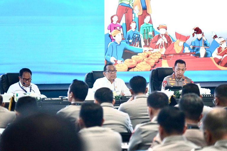 Menko PMK menegaskan bahwa keselamatan jiwa menjadi prioritas tertinggi dalam persiapan Hari Raya Idul Fitri 1447 H/2026 M, di tengah proyeksi 143,9 juta pergerakan masyarakat selama periode libur.