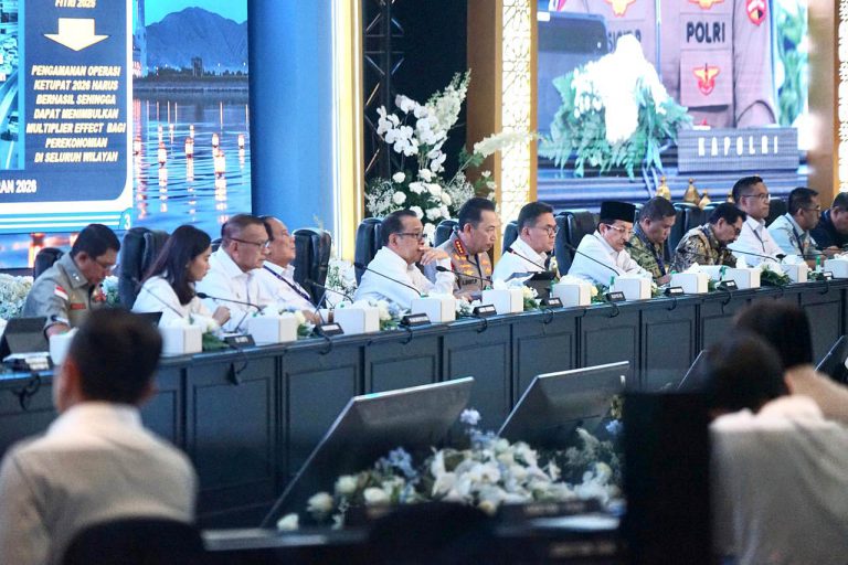 Menteri Koordinator Bidang Pembangunan Manusia dan Kebudayaan (Menko PMK) Pratikno memberikan paparannya saat Rapat Koordinasi Persiapan Hari Raya Idul Fitri 1447 H/2026 M di Jakarta, Senin (2/3/2026).  Menko PMK menegaskan bahwa keselamatan jiwa menjadi prioritas tertinggi dalam persiapan Hari Raya Idul Fitri 1447 H/2026 M, di tengah proyeksi 143,9 juta pergerakan masyarakat selama periode libur.  Berdasarkan survei Kementerian Perhubungan, diperkirakan terdapat sekitar 143,9 juta pergerakan masyarakat selama periode Idul Fitri tahun ini. Menko PMK mengatakan pemerintah telah mengupayakan distribusi mobilitas agar tidak terpusat pada satu waktu tertentu melalui kebijakan yang terukur.***(Foto: Ekobisnis.com/Dok Kemenko PMK)