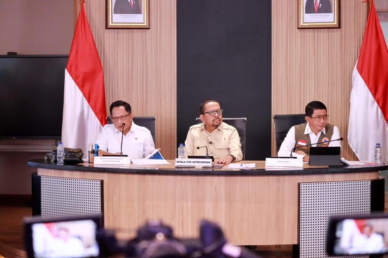 (Dari kiri kekanan) Menteri Dalam Negeri Tito Karnavian, Kepala Staf Kepresidenan (KSP) Muhammad Qodari dan Kepala Badan Nasional Penanggulangan Bencana (BNPB) Letjen TNI Suharyanto memberikan keterangan pers di Jakarta, Rabu (25/3/2026).  Kepala BNPB Letjen TNI Suharyanto menjelaskan bahwa proses rehabilitasi dan rekonstruksi di wilayah terdampak bencana di Provinsi Aceh, Sumatera Utara, dan Sumatera Barat terus berjalan sesuai rencana. Fokus penanganan saat ini meliputi percepatan pembangunan hunian sementara dan hunian tetap, perbaikan infrastruktur dasar, serta pemulihan layanan pendidikan, kesehatan, dan ekonomi masyarakat.  Selain itu, distribusi bantuan logistik, dukungan operasional di lapangan, penyaluran dana tunggu hunian, serta pendampingan teknis kepada pemerintah daerah terus dilakukan. Sinergi dengan kementerian dan lembaga terkait juga diperkuat selama masa rehabilitasi dan rekonstruksi.***(Foto: Ekobisnis.com/Dok BNPB)