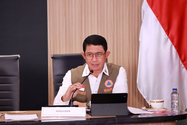 Kepala BNPB Letjen TNI Suharyanto menjelaskan bahwa proses rehabilitasi dan rekonstruksi di wilayah terdampak bencana di Provinsi Aceh, Sumatera Utara, dan Sumatera Barat terus berjalan sesuai rencana. Fokus penanganan saat ini meliputi percepatan pembangunan hunian sementara dan hunian tetap, perbaikan infrastruktur dasar, serta pemulihan layanan pendidikan, kesehatan, dan ekonomi masyarakat.