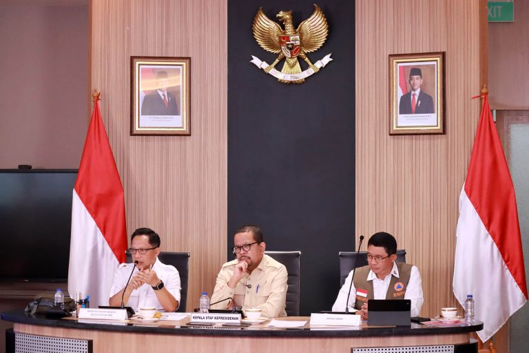 Kepala BNPB Letjen TNI Suharyanto menjelaskan bahwa proses rehabilitasi dan rekonstruksi di wilayah terdampak bencana di Provinsi Aceh, Sumatera Utara, dan Sumatera Barat terus berjalan sesuai rencana. Fokus penanganan saat ini meliputi percepatan pembangunan hunian sementara dan hunian tetap, perbaikan infrastruktur dasar, serta pemulihan layanan pendidikan, kesehatan, dan ekonomi masyarakat.