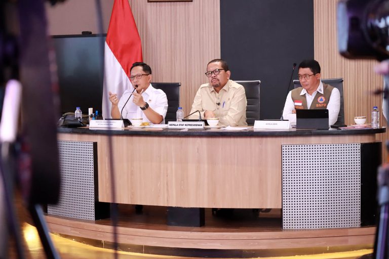 Kepala BNPB Letjen TNI Suharyanto menjelaskan bahwa proses rehabilitasi dan rekonstruksi di wilayah terdampak bencana di Provinsi Aceh, Sumatera Utara, dan Sumatera Barat terus berjalan sesuai rencana. Fokus penanganan saat ini meliputi percepatan pembangunan hunian sementara dan hunian tetap, perbaikan infrastruktur dasar, serta pemulihan layanan pendidikan, kesehatan, dan ekonomi masyarakat.