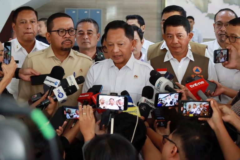 Kepala BNPB Letjen TNI Suharyanto menjelaskan bahwa proses rehabilitasi dan rekonstruksi di wilayah terdampak bencana di Provinsi Aceh, Sumatera Utara, dan Sumatera Barat terus berjalan sesuai rencana. Fokus penanganan saat ini meliputi percepatan pembangunan hunian sementara dan hunian tetap, perbaikan infrastruktur dasar, serta pemulihan layanan pendidikan, kesehatan, dan ekonomi masyarakat.