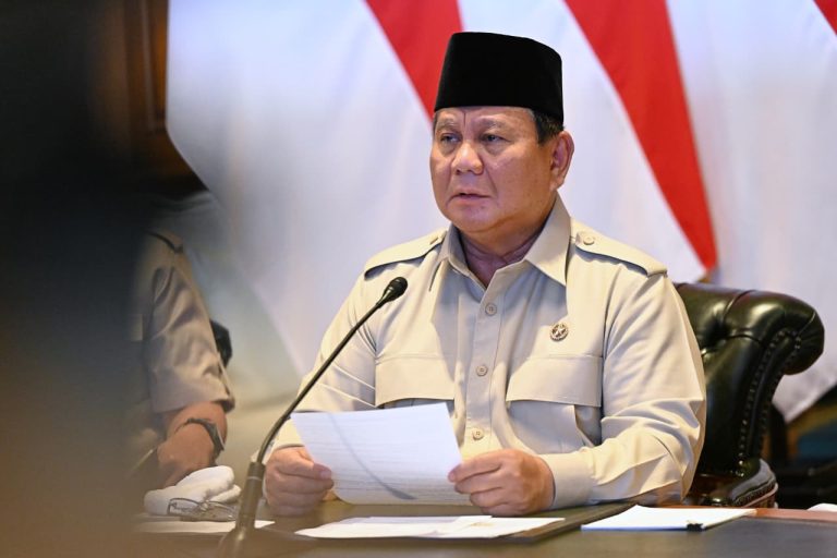 Presiden Prabowo Subianto menegaskan bahwa Indonesia terus memegang teguh prinsip politik luar negeri bebas aktif di tengah dinamika konflik global yang makin kompleks. Penegasan tersebut disampaikan Presiden saat memberikan sambutan dalam peresmian 218 jembatan yang dilakukan secara hybrid melalui konferensi video di Hambalang, Kabupaten Bogor, Provinsi Jawa Barat, Senin (9/3/2026).  Dalam sambutannya, Presiden menyampaikan bahwa dunia saat ini tengah menghadapi situasi yang penuh ketidakpastian akibat berbagai konflik yang terjadi di sejumlah kawasan. Menurutnya, eskalasi ketegangan di kawasan menjadi contoh nyata bahwa situasi global saat ini berada dalam kondisi yang penuh tantangan.***(Foto: Ekobisnis.com/BPMI Setpres/Muchlis Jr)