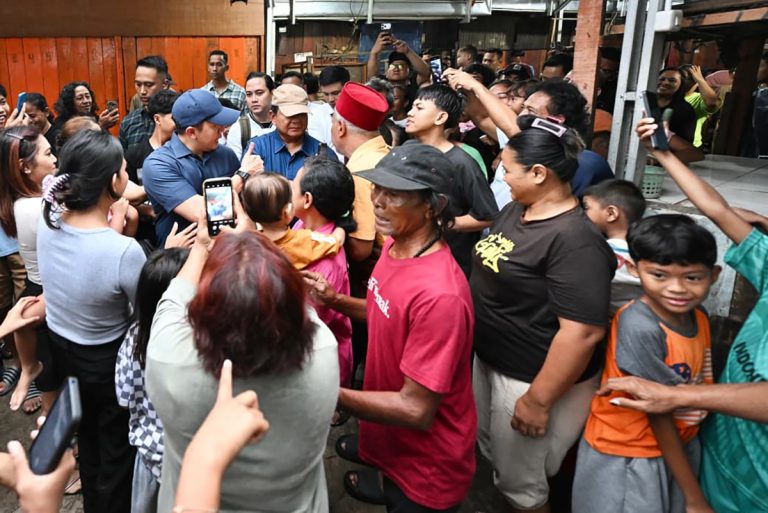 Tidak ada yang menyadari apa yang akan terjadi, hingga Presiden turun dari kendaraan dan mulai menyapa warga. Dalam hitungan detik, suasana haru dan tak percaya bercampur menjadi satu menyelimuti permukiman tersebut. Warga dari berbagai kalangan mulai dari orang dewasa hingga anak-anak berlarian menghampiri Presiden. Mereka tampak antusias untuk sekadar melihat dari dekat, berjabat tangan, hingga menyampaikan harapan secara langsung.