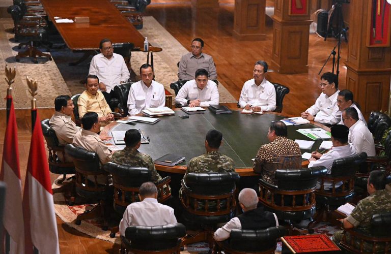 Presiden Prabowo Subianto menerima sejumlah menteri Kabinet Merah Putih dalam pertemuan strategis yang digelar di kediaman pribadinya di Hambalang, Bogor, Jawa Barat, Senin (9/3/2026).  Pertemuan tersebut membahas sejumlah langkah strategis nasional sekaligus memastikan kesiapan pemerintah menjelang Hari Raya Idulfitri.  Sekretaris Kabinet Teddy Indra Wijaya dalam keterangan tertulisnya menjelaskan bahwa pertemuan tersebut menjadi forum koordinasi pemerintah untuk membahas agenda prioritas nasional serta kesiapan menghadapi momentum Lebaran.***(Foto: Ekobisnis.com/BPMI Setpres/Muchlis Jr)