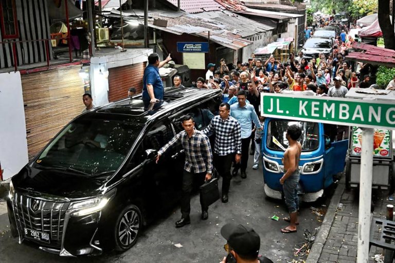 Tidak ada yang menyadari apa yang akan terjadi, hingga Presiden turun dari kendaraan dan mulai menyapa warga. Dalam hitungan detik, suasana haru dan tak percaya bercampur menjadi satu menyelimuti permukiman tersebut. Warga dari berbagai kalangan mulai dari orang dewasa hingga anak-anak berlarian menghampiri Presiden. Mereka tampak antusias untuk sekadar melihat dari dekat, berjabat tangan, hingga menyampaikan harapan secara langsung.