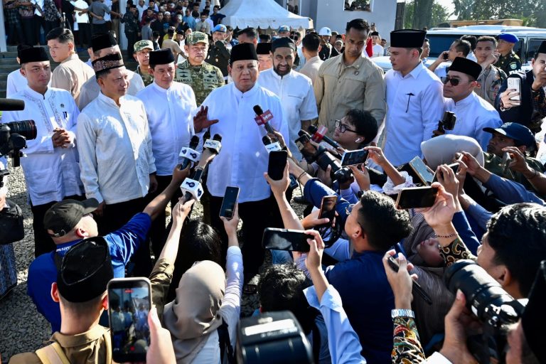 Kepala BNPB menyambut kedatangan Presiden yang saat itu sudah berada di masjid bersama dengan warga. Setibanya di Masjid Darussalam, masyarakat penghuni hunian sementara (huntara) dan warga sekitar  melakukan salat id bersama Presiden Prabowo. Kehadiran Presiden di hari raya Idulfitri ini menunjukkan kepedulian besar Presden terhadap masyarakat Aceh, khususnya Aceh Tamiang, yang masih merasakan dampak bencana banjir dan longsor.